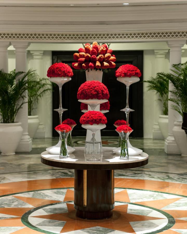 Hotel The Claridges Nowe Delhi Zewnętrze zdjęcie Flower arrangement at the Taj Mahal Palace, Mumbai