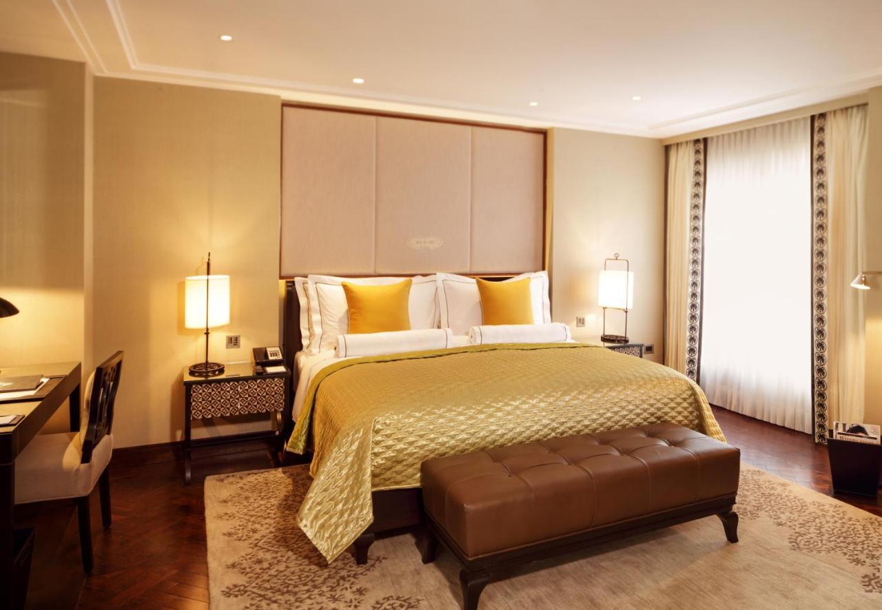 Hotel The Claridges Nowe Delhi Zewnętrze zdjęcie A bedroom at the Taj Mahal Palace