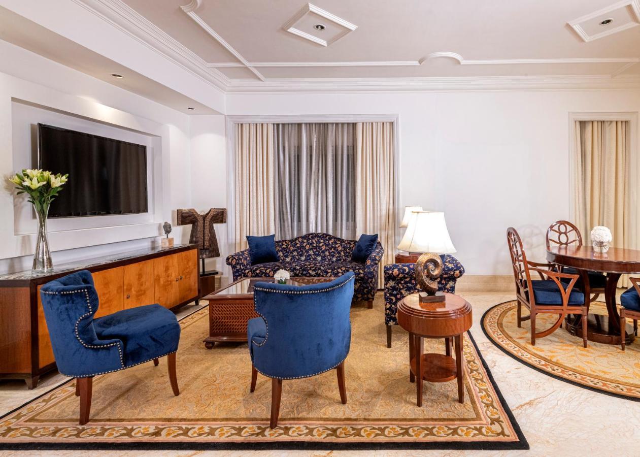 Hotel The Claridges Nowe Delhi Zewnętrze zdjęcie A living room in a hotel suite