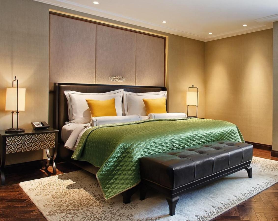 Hotel The Claridges Nowe Delhi Zewnętrze zdjęcie A bedroom at the Taj Mahal Palace