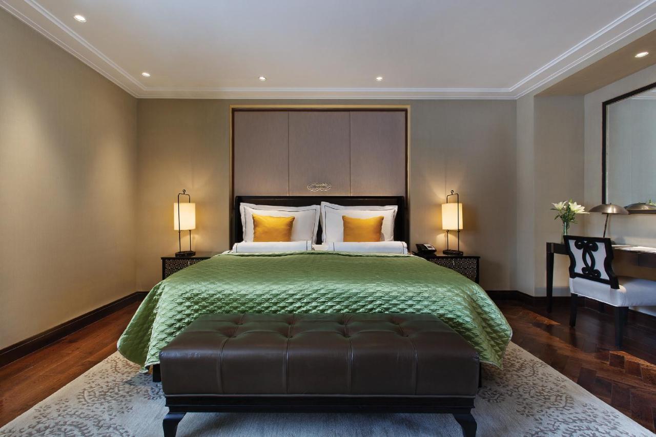 Hotel The Claridges Nowe Delhi Zewnętrze zdjęcie A bedroom at the Mandarin Oriental, London
