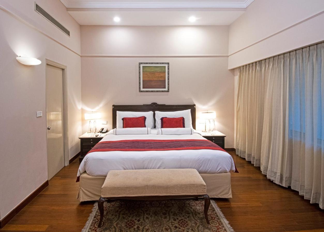 Hotel The Claridges Nowe Delhi Zewnętrze zdjęcie A bedroom at the Taj Bengal