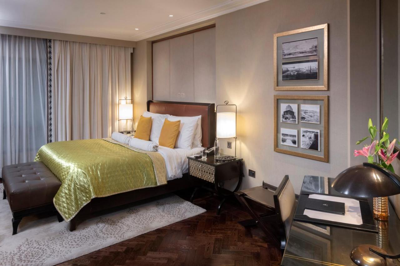 Hotel The Claridges Nowe Delhi Zewnętrze zdjęcie A bedroom in the hotel